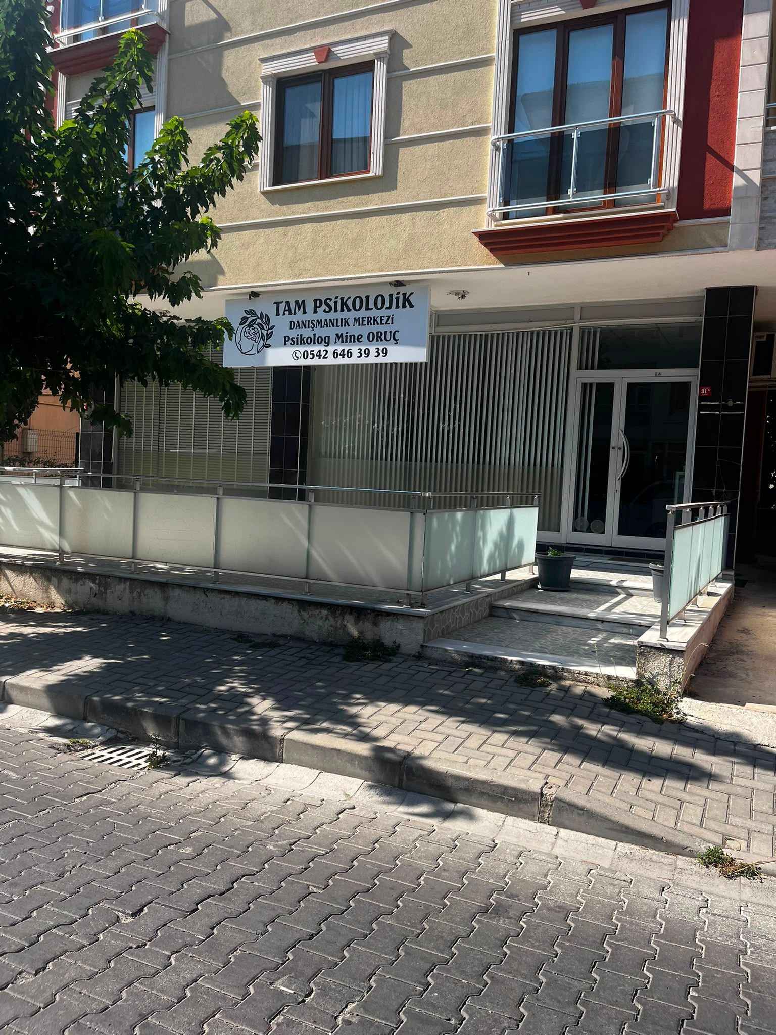 Ofisimize giriş; Tam Psikolojik Danışmanlık Merkezi dış cephesi.